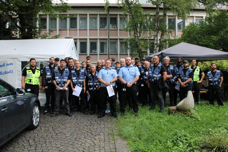 Gruppenfoto der CMS-Sicherheitsmitarbeiter beim Seehasenfest 2024 in Friedrichshafen.