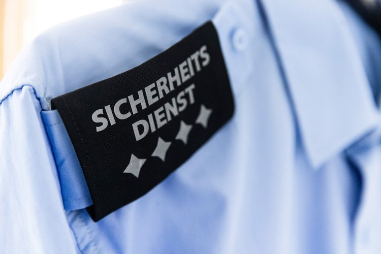 Detailaufnahme der Uniform des CMS-Sicherheitsdienst