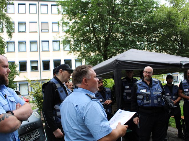Sicherheitsleiter gibt Anweisungen an sein Team während des Seehasenfests 2024 in Friedrichshafen.
