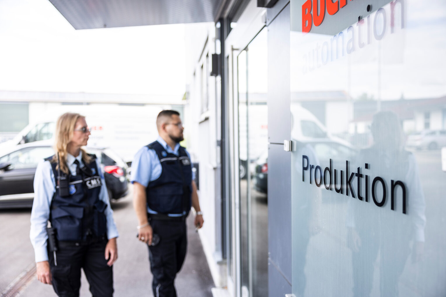 Zwei CMS- Sicherheitsdienst Mitarbeiter vor Geschäftsräumlichkeiten