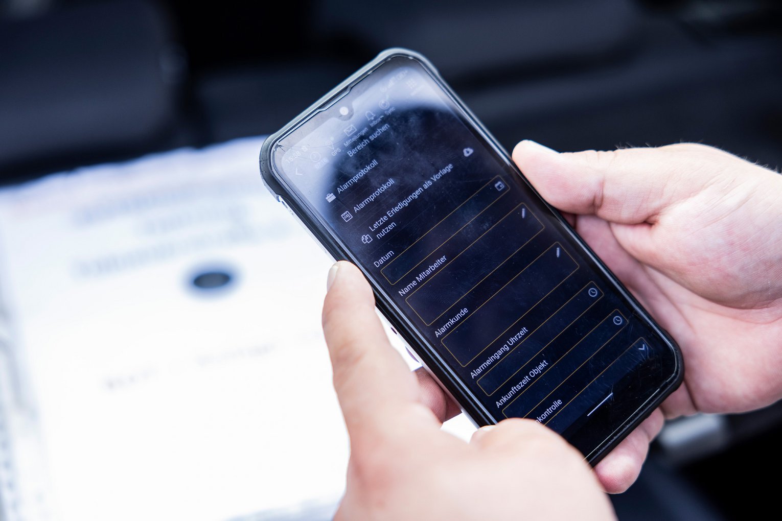 Smartphone von CMS-Sicherheit Jemand hält Smartphone in der Hand