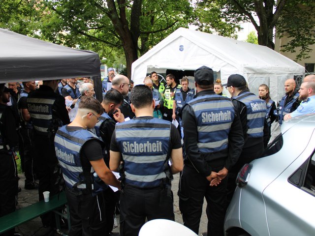  Große Gruppe von Sicherheitsmitarbeitern versammelt sich unter einem Pavillon während des Seehasenfests 2024 in Friedrichshafen.