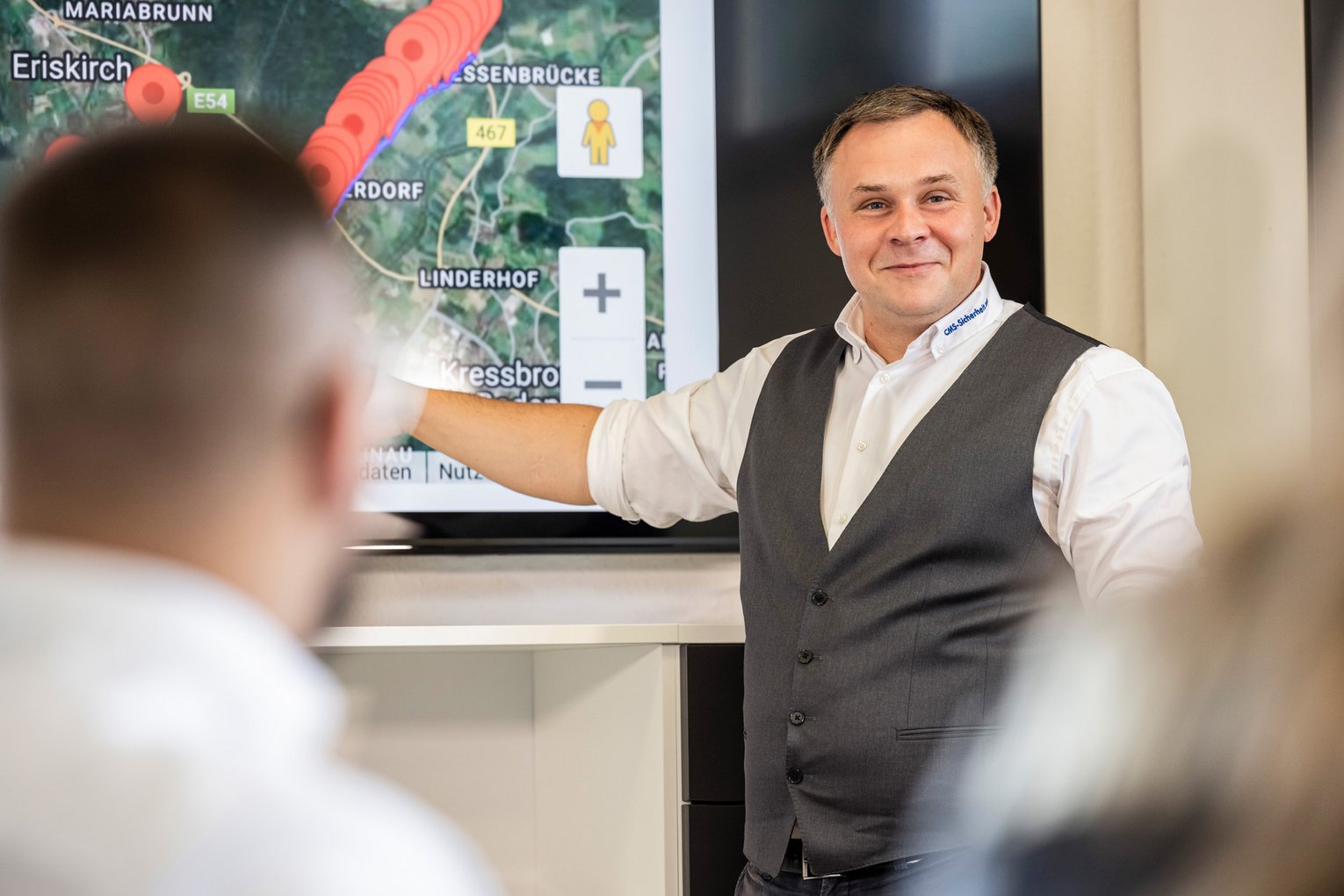Sicherheitsleiter führt durch eine Präsentation