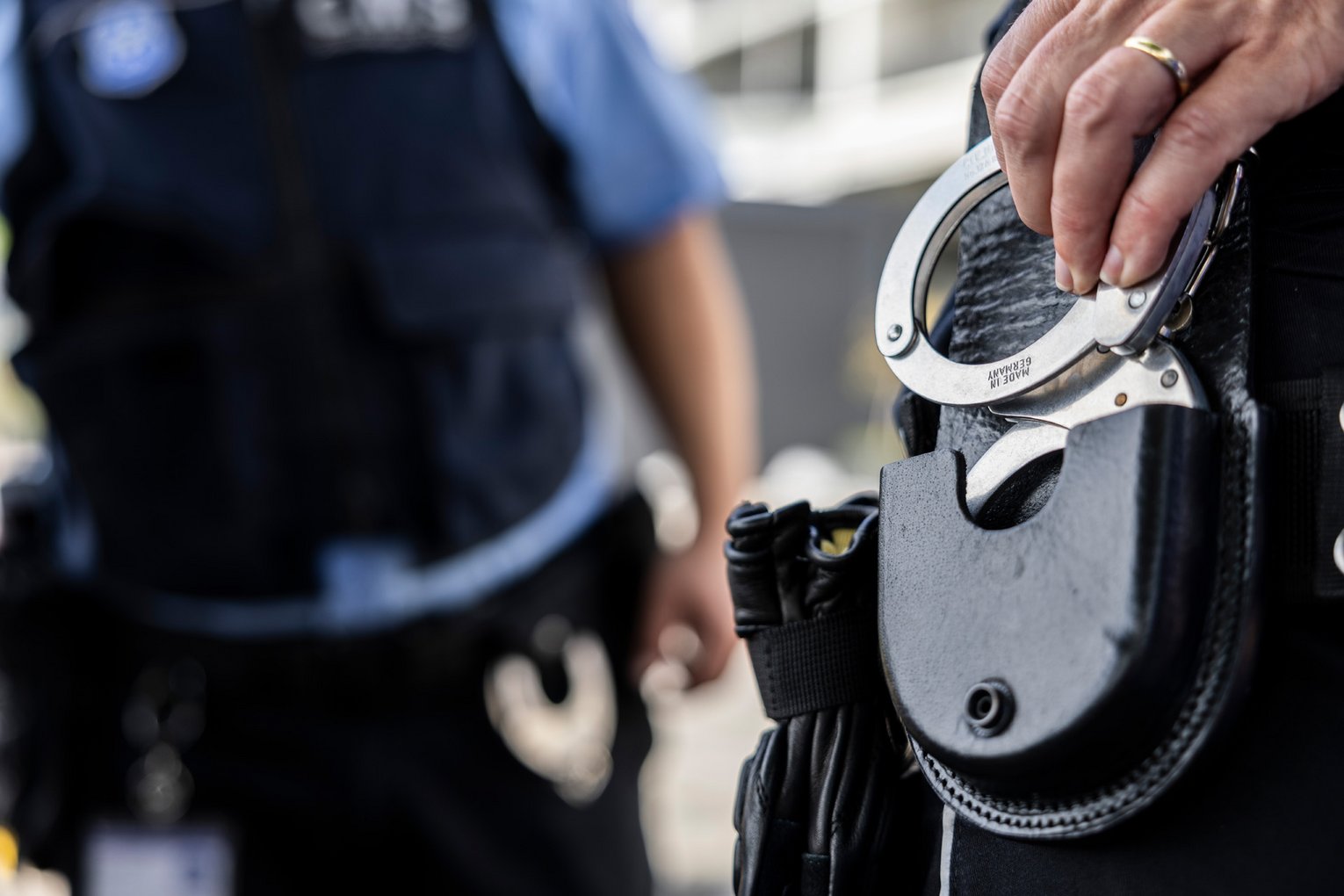 Handschellen CMS-Sicherheit Nahaufnahme Handschellen in Halterung von CMS-Sicherheit